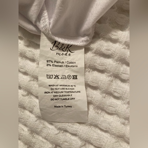 B&K Moda.  White Button Up Tunic Style Blouse. Size 4 - Picture 9 of 13